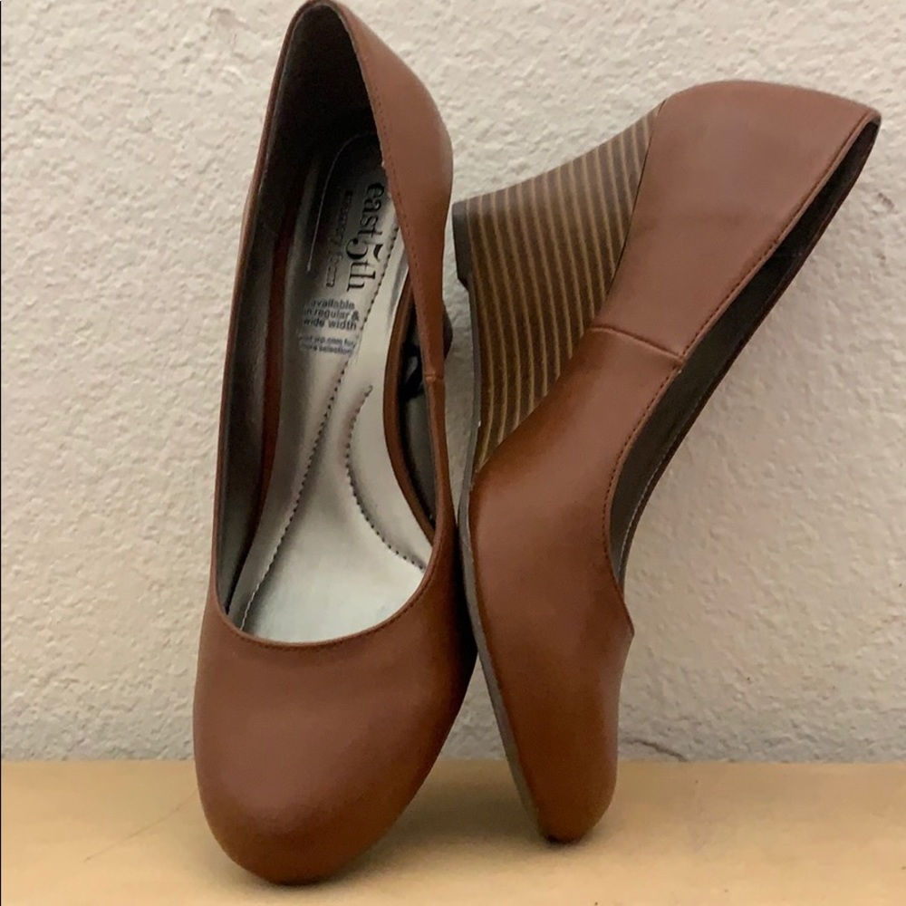 East5th memory foam brown wedges